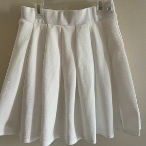 PrettyLittleThing White Pleated Skirt with slit